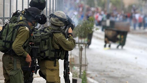 soldados israelíes apuntan a manifestantes palestinos Soldados israelíes asesinan a tiros a joven palestino en Cisjordania